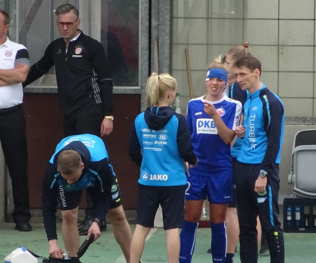 Nina mit blauem Stirnband